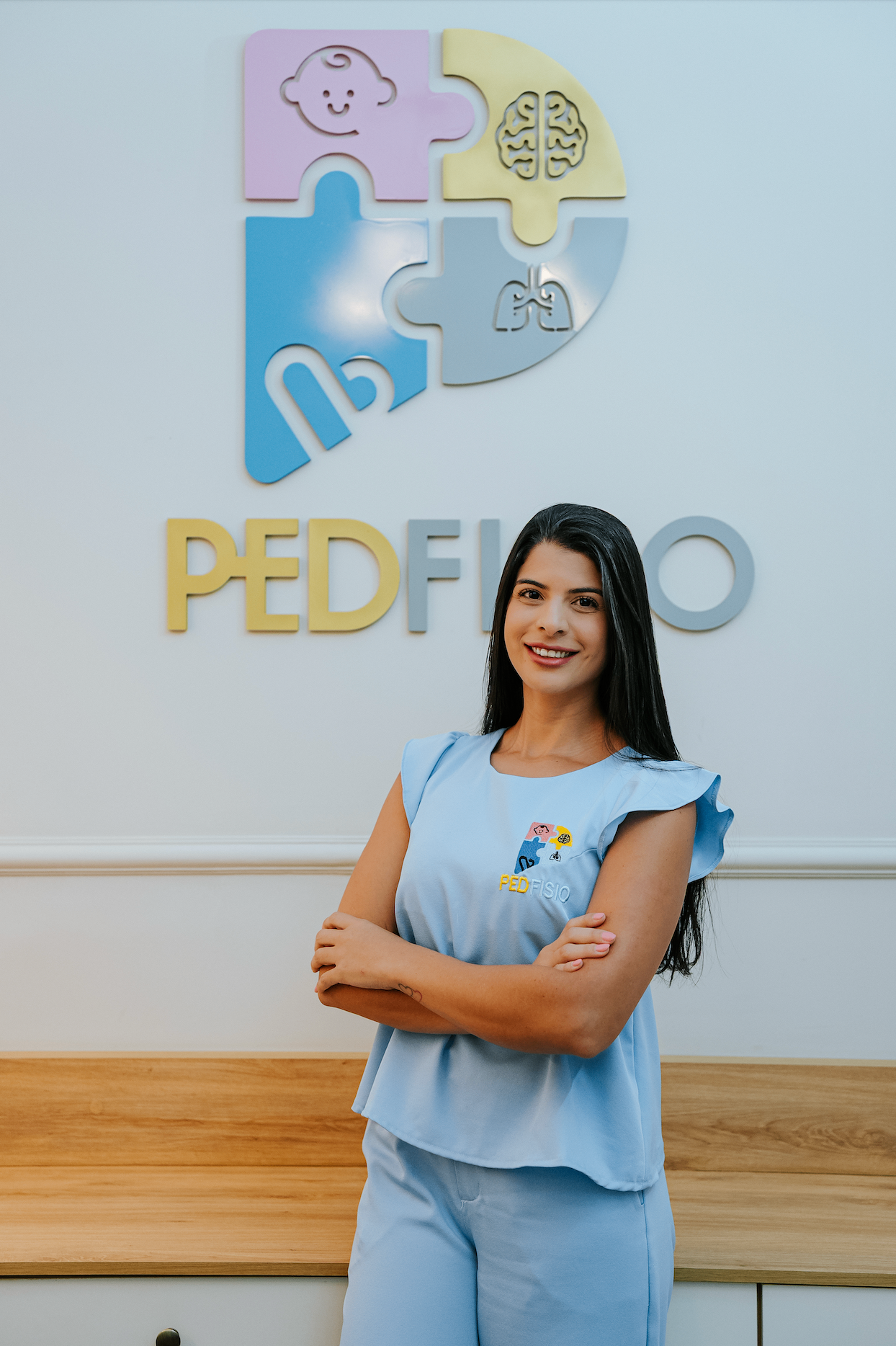 Fisioterapeuta brincando com bebê